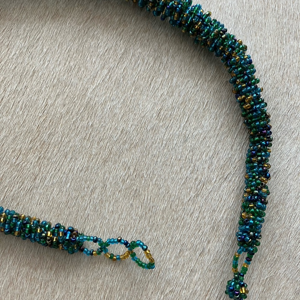 Handcrafted beaded necklace - Picture 6 of 9